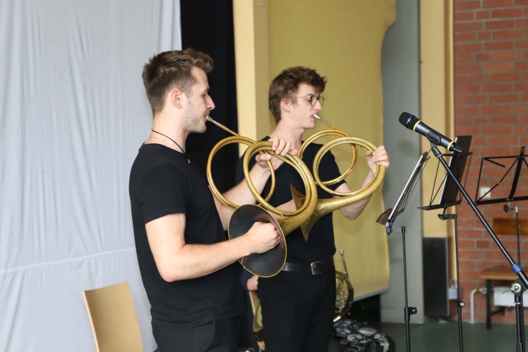 Horn-Trio spielt in der Schule